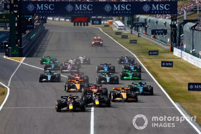 Max Verstappen, Red Bull Racing RB20, Sergio Pérez, Red Bull Racing RB20, Lando Norris, McLaren MCL38, Carlos Sainz, Ferrari SF-24, Fernando Alonso, Aston Martin AMR24, Oscar Piastri, McLaren MCL38, el resto del campo para la reanudación.