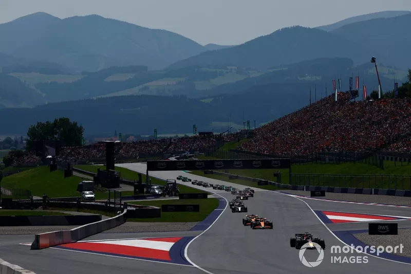 Max Verstappen, Red Bull Racing RB20, Lando Norris, McLaren MCL38, Oscar Piastri, McLaren MCL38