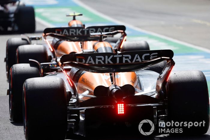 Lando Norris, McLaren MCL38, Oscar Piastri, McLaren MCL38, en boxes