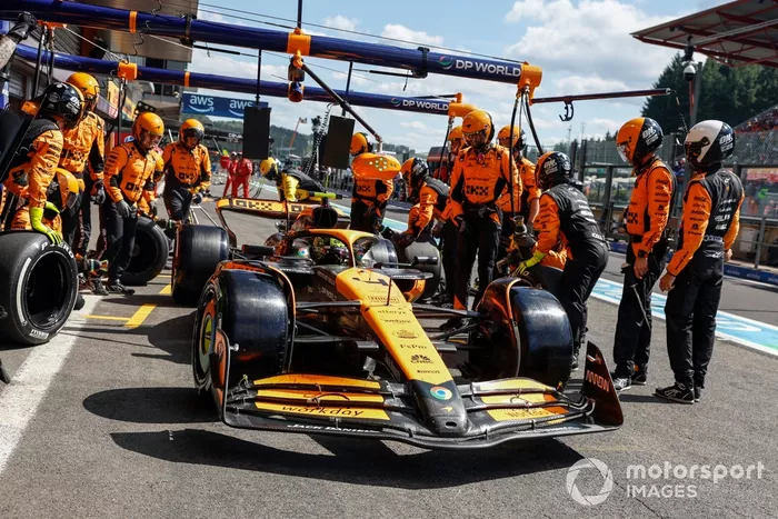 Lando Norris, McLaren MCL38, hace una parada en boxes