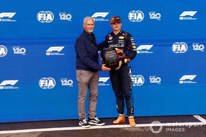 Max Verstappen, Red Bull Racing, recibe su premio Pirelli Pole Position de manos del campeón del mundo de F1 de 1996, Damon Hill.
