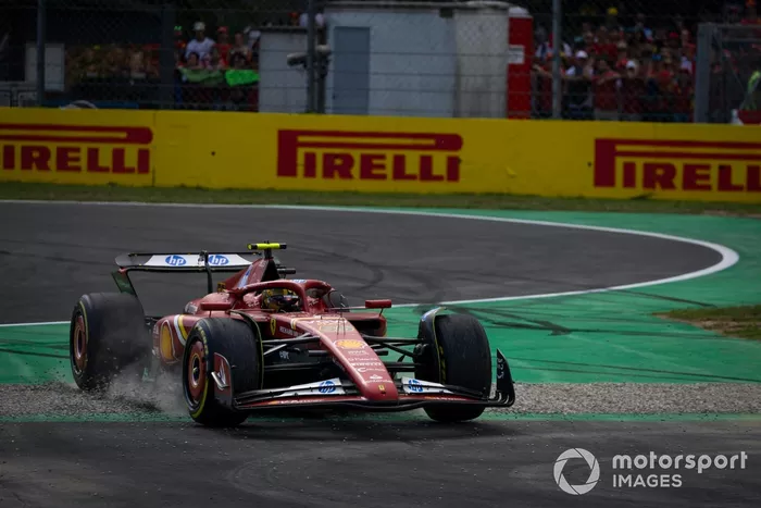 Carlos Sainz, Ferrari SF-24, se salta la chicane