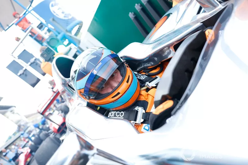 Zak Brown, PDG de McLaren Racing, au volant de la McLaren MP4-27, victorieuse du championnat, pour la démonstration de voitures historiques de F1.