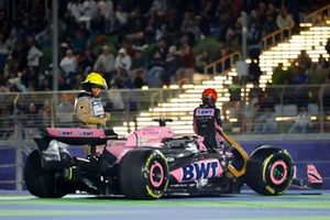 Esteban Ocon, Alpine F1 Team, sale de su coche dañado tras un accidente en la primera vuelta