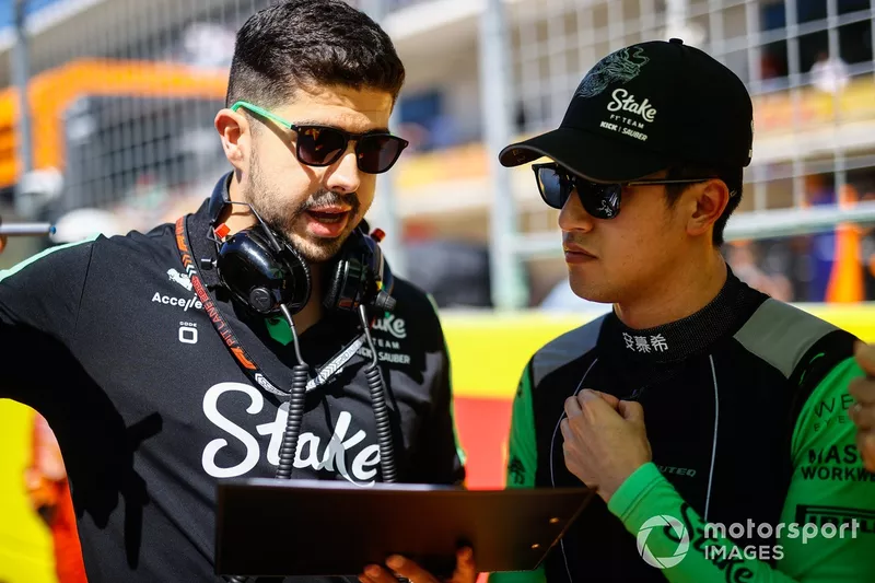 Zhou Guanyu, Stake F1 Team KICK Sauber, on the grid with an engineer