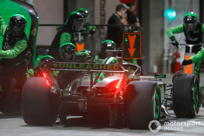 Valtteri Bottas, Stake F1 Team KICK Sauber C44, hace una parada en boxes