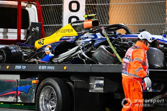 Los comisarios cargan el coche dañado de Franco Colapinto, Williams FW4