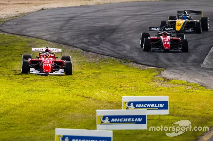 Rubens Barrichello passa pela grama