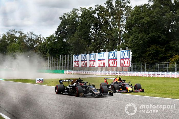 Kevin Magnussen, Haas F1 Team VF-19 y Alex Albon, Red Bull Racing RB15 battle