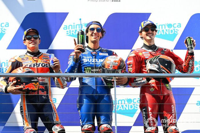 Podio: segundo lugar Marc Márquez, equipo Repsol Honda, ganador Alex Rins, equipo Suzuki de MotoGP, tercer lugar Francesco Bagnaia, equipo Ducati