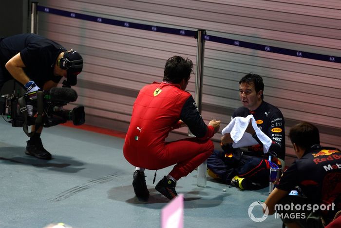 Charles Leclerc, Ferrari, 2ª posición, Sergio Pérez, Red Bull Racing, 1ª posición, charla en el Parc Ferme