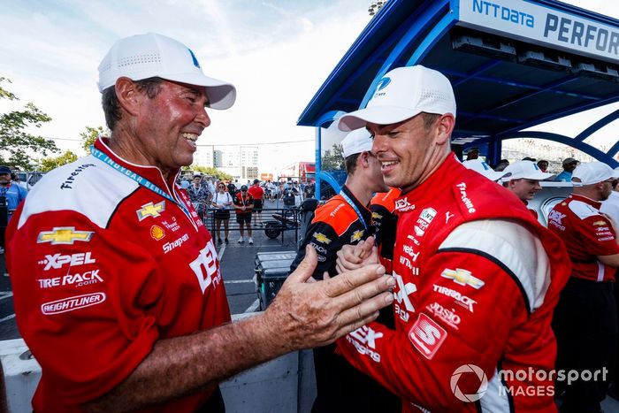 El ganador del premio NTT P1, Scott McLaughlin, del equipo Penske Chevrolet, celebra su pole position