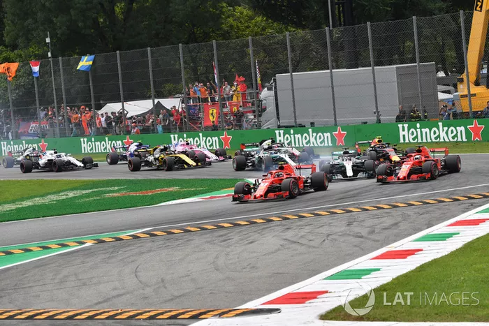 Kimi Raikkonen, Ferrari SF71H lidera en la salida por delante de Sebastian Vettel, Ferrari SF71H y Lewis Hamilton, Mercedes AMG F1 W09 