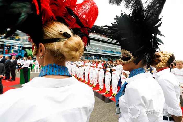 Chicos de la parrilla y otras personas en la parrilla del GP de Italia