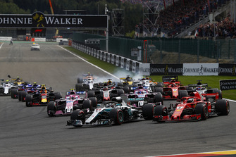 Lewis Hamilton, Mercedes AMG F1 W09, precede Sebastian Vettel, Ferrari SF71H, Sergio Perez, Racing Point Force India VJM11, Esteban Ocon, Racing Point Force India VJM11, Romain Grosjean, Haas F1 Team VF-18, e il resto del gruppo alla partenza. Nico Hulkenberg, Renault Sport F1 Team R.S. 18. va al bloccaggio sullo sfondo