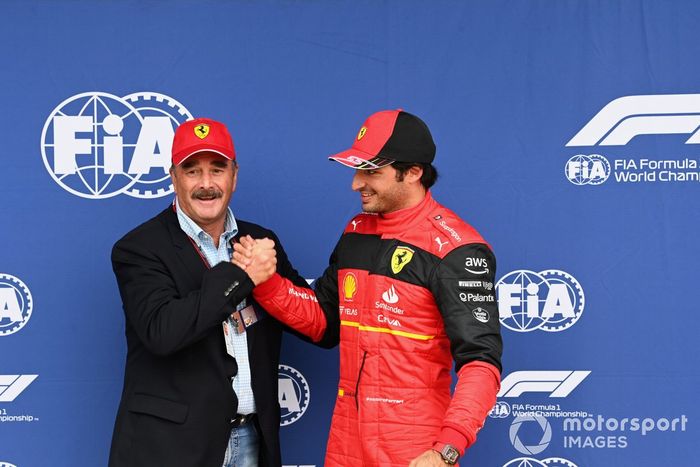 El ganador de la pole Carlos Sainz, de Ferrari, con el campeón del mundo de 1992 Nigel Mansell