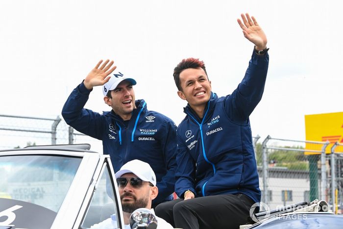 Nicholas Latifi, Williams Racing, Alex Albon, Williams Racing, en el desfile de pilotos