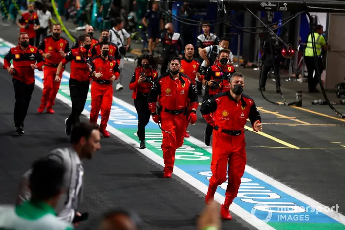 Los miembros del equipo Ferrari se dirigen al podio