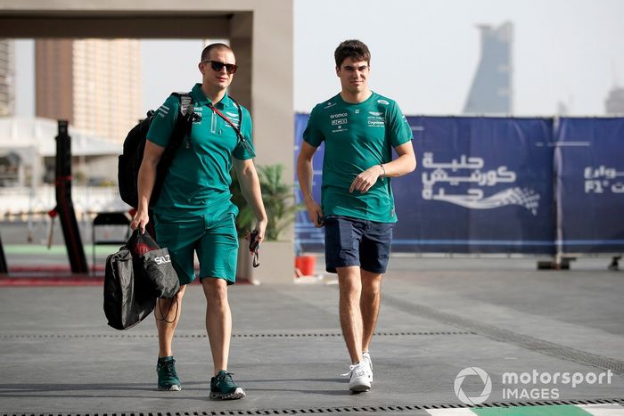 Lance Stroll, Aston Martin en el paddock con un miembro del equipo
