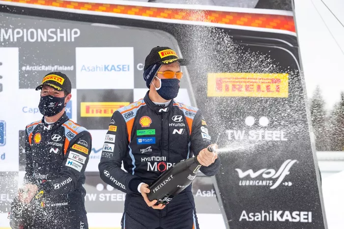 Podio: Thierry Neuville, Martijn Wydaeghe, Hyundai Motorsport Hyundai i20 Coupe WRC