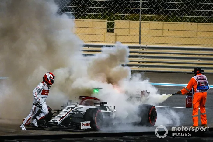 Kimi Raikkonen, Alfa Romeo Racing C39 detenido en la pista con el motor en llamas