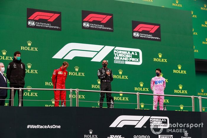 Podio: ganador y campeón del mundo Lewis Hamilton, Mercedes-AMG F1, segundo lugar Sergio Pérez, Racing Point, y tercer lugar Sebastián Vettel, Ferrari