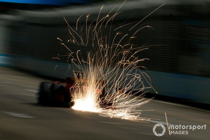 Charles Leclerc y el Ferrari SF-23 saltan chispas