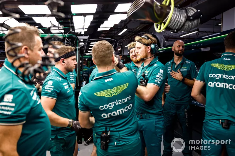 I meccanici Aston Martin festeggiano dopo le qualifiche