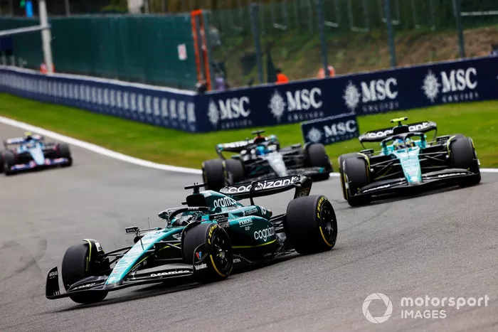 Lance Stroll, Aston Martin AMR23, Fernando Alonso, Aston Martin AMR23, George Russell, Mercedes F1 W14