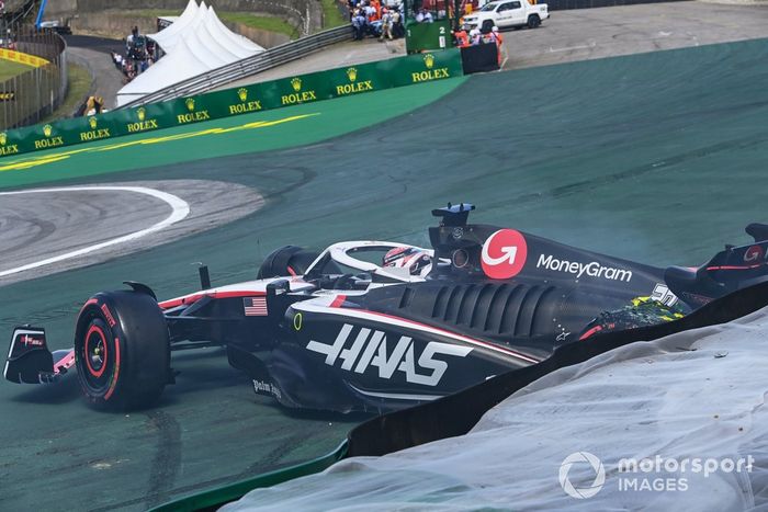 Kevin Magnussen, Haas VF-23, se cae en la salida tras un contacto con Alex Albon, Williams FW45