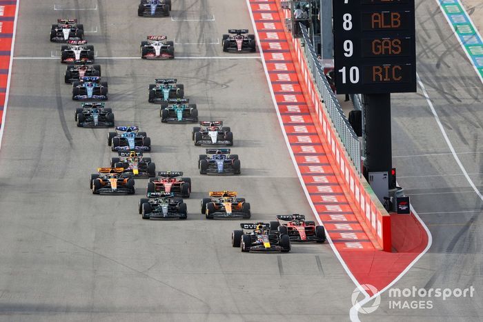 Max Verstappen, Red Bull Racing RB19, aprieta a Charles Leclerc, Ferrari SF-23, mientras llevan a Lewis Hamilton, Mercedes F1 W14, Lando Norris, McLaren MCL60, el resto del campo lejos para el comienzo de la carrera Sprint.