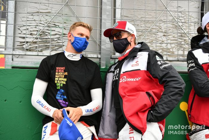 Mick Schumacher, Haas F1, y Kimi Raikkonen, Alfa Romeo Racing, en la parrilla