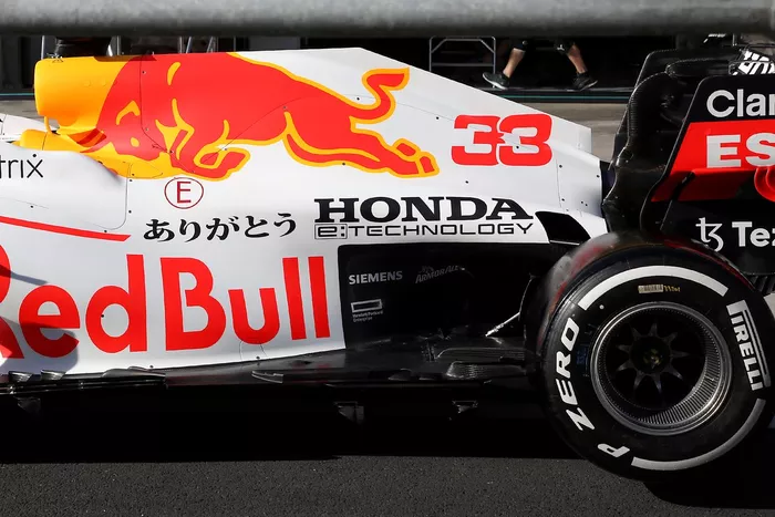 Lateral del Red Bull Racing RB16B