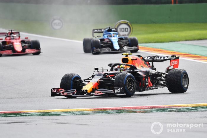 Sergio Pérez, Red Bull Racing RB16B, Fernando Alonso, Alpine A521, Charles Leclerc, Ferrari SF21
