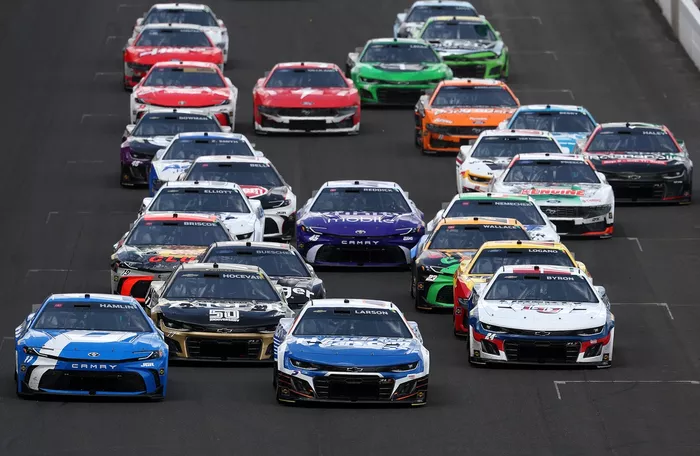 Denny Hamlin, Joe Gibbs Racing Toyota, William Byron, Hendrick Motorsports Chevrolet