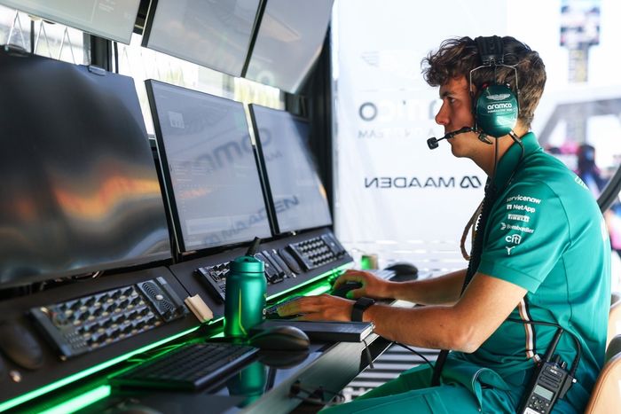 BARCELONA, ESPAÑA - 30 DE MAYO: Pau Ortega Gómez, Ingeniero de Estrategia de Carrera del equipo Aston Martin F1 Team en el muro de boxes durante los entrenamientos previos al Gran Premio de España de F1 en el Circuit de Barcelona-Catalunya el 30 de mayo d
