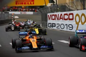 Carlos Sainz Jr., McLaren MCL34, voor Nico Hulkenberg, Renault R.S. 19, en Romain Grosjean, Haas F1 Team VF-19
