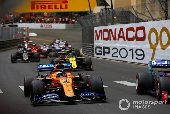 Carlos Sainz Jr., McLaren MCL34, Nico Hulkenberg, Renault R.S. 19, y Romain Grosjean, Haas F1 Team VF-19