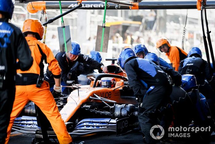 Carlos Sainz Jr., McLaren MCL34, en pits