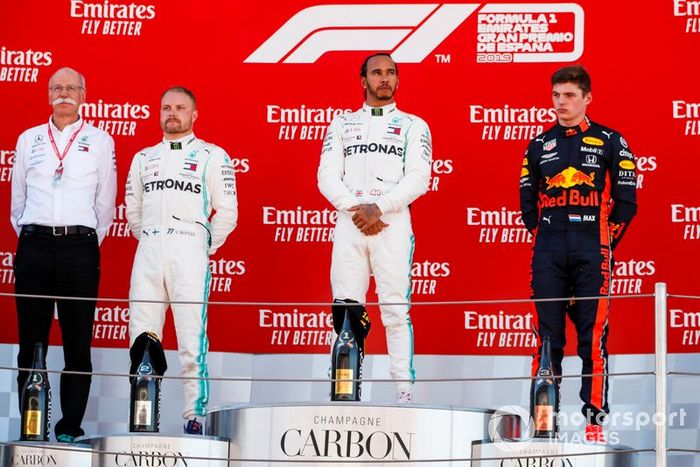 Podio: Dr Dieter Zetsche, CEO, Mercedes Benz, Valtteri Bottas, Mercedes AMG F1, 2ª posición, Lewis Hamilton, Mercedes AMG F1, 1ª posición, y Max Verstappen, Red Bull Racing, 3ª posición