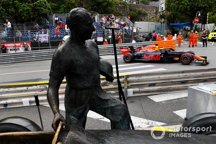 Max Verstappen, Red Bull Racing RB15 y la estatua de Fangio