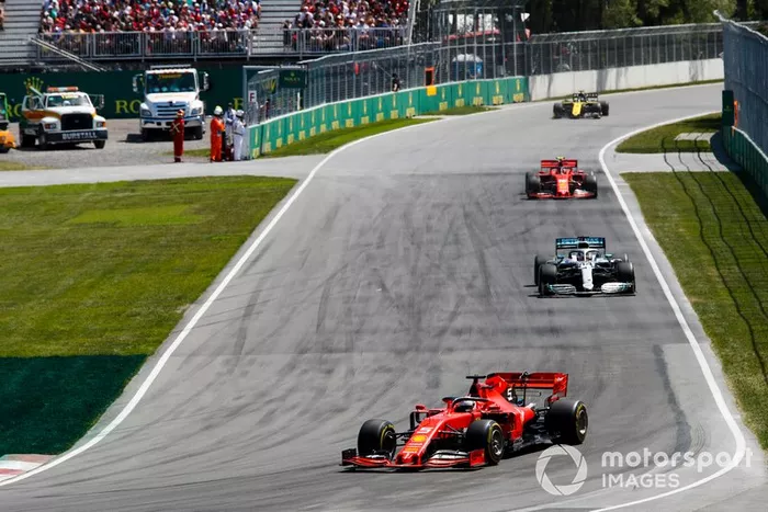 Sebastian Vettel, Ferrari SF90 leads Lewis Hamilton, Mercedes AMG F1 W10 y Charles Leclerc, Ferrari SF90 al inicio