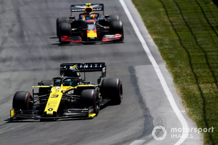 Daniel Ricciardo, Renault F1 Team R.S.19,  Pierre Gasly, Red Bull Racing RB15