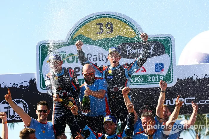 Thierry Neuville, Nicolas Gilsoul, Hyundai Motorsport Hyundai i20 Coupe WRC, festeggiano la vittoria