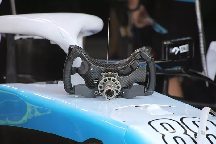 Williams Racing FW42 direksiyon detay