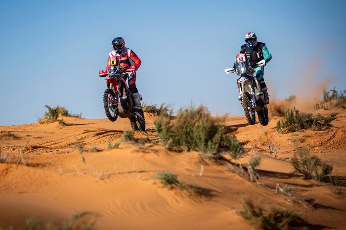 #18 Red Bull GASGAS Factory Racing: Daniel Sanders, #53 HT Rally Raid Husqvarna Racing: Toni Mulec