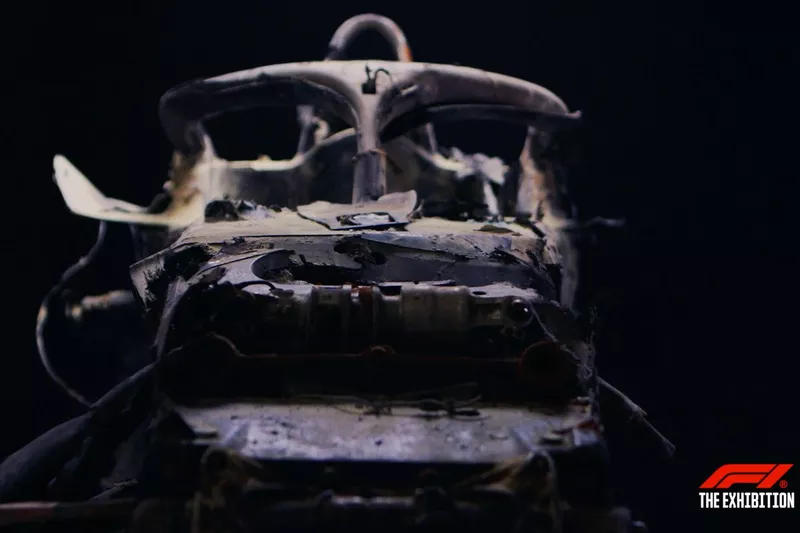 Exposition de la monoplace de Romain Grosjean après l'accident du GP de Bahreïn 2020