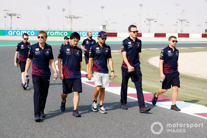 Sergio Pérez, Red Bull Racing, recorre la pista