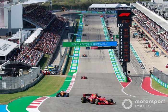 Charles Leclerc, Ferrari SF21, Daniel Ricciardo, McLaren MCL35M, y Carlos Sainz Jr., Ferrari SF21