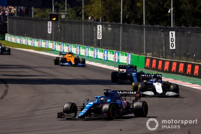 Fernando Alonso, Alpine A521, Nicholas Latifi, Williams FW43B, y Esteban Ocon, Alpine A521